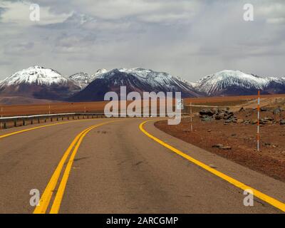 Des pics de neige à Ruta 27 près de San Pedro de Atacama sur le chemin de la frontière Argentine à Paso Jama, Chili Banque D'Images