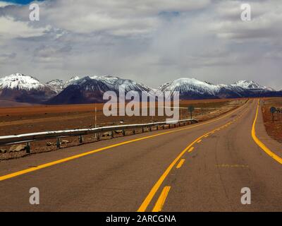 Des pics de neige à Ruta 27 près de San Pedro de Atacama sur le chemin de la frontière Argentine à Paso Jama, Chili Banque D'Images