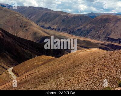 Deep Valleys sur la route Ruta 52 à Quebrada de Humahuaca qui va de Susques à Purmamarca, Argentine Banque D'Images