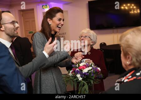 La duchesse de Cambridge rit alors qu'elle partage une blague avec Yvonne Bernstein (deuxième à droite), survivante de l'Holocauste, après la cérémonie commémorative de la Journée commémorative de l'Holocauste au Central Hall à Westminster, Londres. Banque D'Images