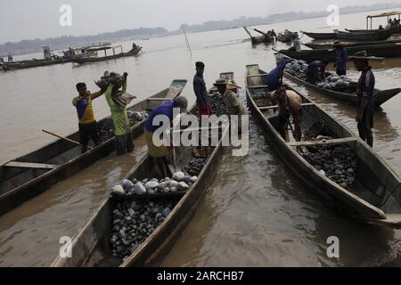 Sylhet, Bangladesh. 27 janvier 2020. Les travailleurs déchargent la pierre des bateaux sur la rive Dholai River à Bholaganj, Sylhet. Le travailleur travaille ici dans des conditions très dangereuses sans équipement de sécurité pour des salaires très bas. Selon de récents médias, au moins 78 travailleurs sont morts au cours des trois dernières années sur le site d'extraction et de carrière de ce type à Sylhet. Crédit: Md Mehedi Hasan/Zuma Wire/Alay Live News Banque D'Images