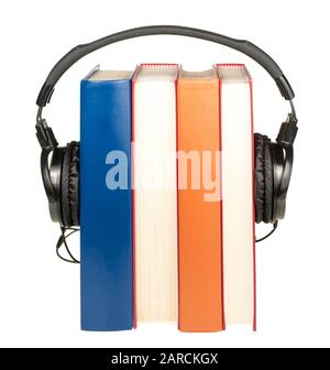 Books rangées avec un casque hi-fi sur fond blanc Banque D'Images