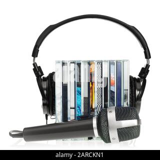 Casque hi-fi sur pile de CD avec micro sur fond blanc Banque D'Images