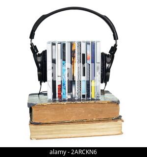 Pile de cd avec casque hi-fi et les vieux livres sur fond blanc Banque D'Images