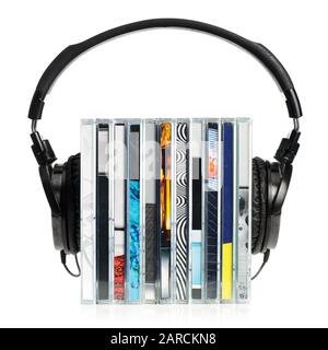 Casque hi-fi sur pile de CDs sur fond blanc Banque D'Images