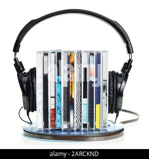 Pile de cd avec casque hi-fi sur bobine de bande audio vintage sur fond blanc Banque D'Images