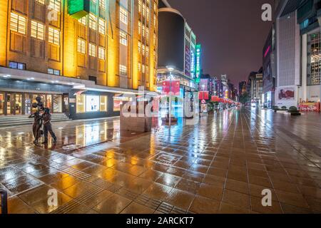 Shanghai, Chine, 25 janvier 2020, Les rues vides des gens la nuit des pluies Banque D'Images