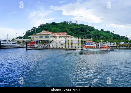 Canal de Panama au Panama, en Amérique centrale, avec Panama City en arrière-plan et conteneurs de navires et bateaux de croisière Banque D'Images