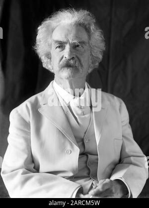 Photo de portrait vintage de l'écrivain et humoriste américain Samuel Langhorne Clemens (1835 – 1910), mieux connu par son nom de plume de Mark Twain. Photo vers 1906 de Frances Benjamin Johnston. Banque D'Images