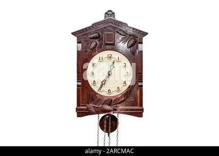 Grande horloge murale en bois, isolée sur un fond blanc avec un chemin de découpe. Banque D'Images