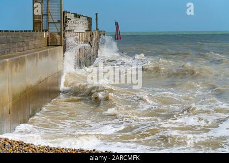 La mer agitée tombe dans le mur de la mer à l'embouchure de la rivière ROther, dans la Réserve naturelle de Rye Harbour, au Royaume-Uni. Banque D'Images