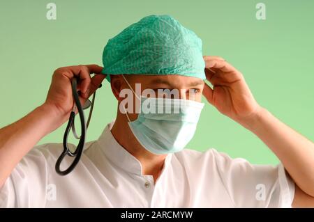 Jeune médecin avec masque médical portant sa casquette. (CTK photo/Vojtech Vlk) MODÈLE PUBLIÉ, MR Banque D'Images