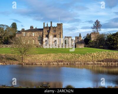 Vue sur le château de Ripley de l'autre côté du lac dans le parc environnant, dans le North Yorkshire, en Angleterre Banque D'Images