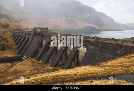 Barrage Scottish Hydro sur Lochan na Lairige, Écosse, lors d'une journée d'hiver brumeuse. Banque D'Images