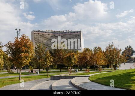 Tachkent, Ouzbékistan - 3 Novembre 2019: Hôtel Ouzbékistan À Tachkent. Hôtel 5 étoiles au centre ville. Place Amir Timur. Banque D'Images