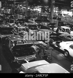 Années 1970, historique, vue intérieure d'une gamme de voitures assemblées dans une usine automobile, Luton, Bedford, Angleterre, Royaume-Uni. Banque D'Images