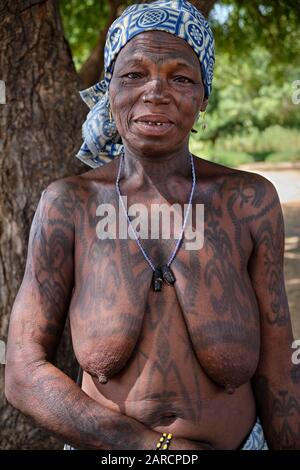 Portrait d'une femme Dukkawa d'âge moyen fortement tatouée sur son corps. Banque D'Images