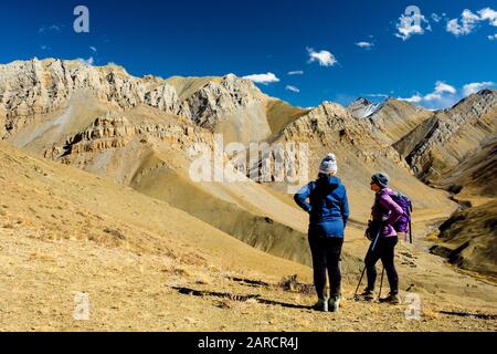 Trekkers dans le paysage de montagne d'Arid sur le trek de Dolpo inférieur dans l'Himalaya népalais, près du vilage de Dho Tarap Banque D'Images