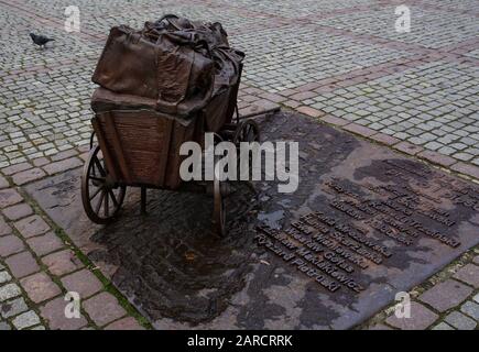 Torun, Pologne - 12 décembre 2020: Monument au film "la loi et le poing" de Jerzy Hoffman et Edward Skorzewski Banque D'Images