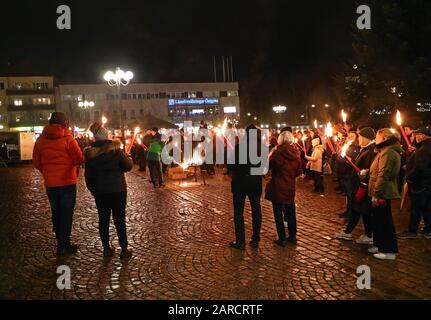 Motala, Suède 20200127 Aujourd'hui, le 27 janvier, est le jour international du Souvenir de l'Holocauste, où les gens du monde entier se rassemblent dans une manifestation annuelle. Sur la place principale de Motala, de nombreuses personnes ont participé à l'honneur des victimes dans les camps de concentration nazis. Photo Jeppe Gustafsson Banque D'Images