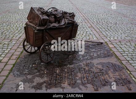 Torun, Pologne - 12 décembre 2020: Monument au film "la loi et le poing" de Jerzy Hoffman et Edward Skorzewski Banque D'Images