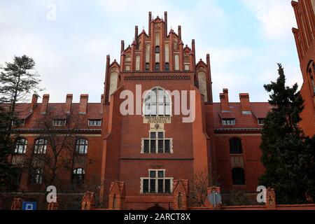 Pologne, TORUN- 12 décembre 2020: Construction de l'Université Nicolaus Copernic à Torun, Faculté de philologie. Torun, Pologne Banque D'Images