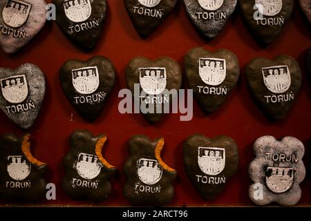 Torun, Pologne - 14 décembre 2019: Gros plan des aimants de réfrigérateur en forme de pain d'épice au chocolat avec l'inscription 'Torun' Banque D'Images