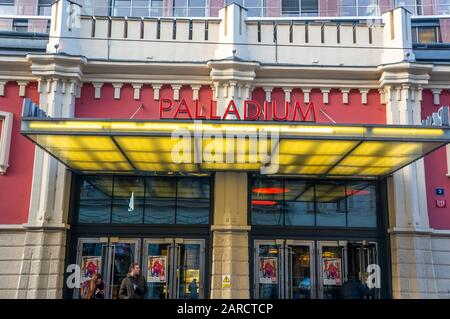 Prague, RÉPUBLIQUE TCHÈQUE – 22 JANVIER 2020 : entrée au centre commercial Palladium dans la vieille ville Banque D'Images