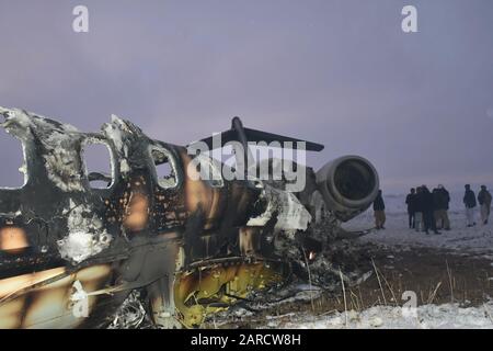 (200127) -- GHAZNI (AFGHANISTAN), 27 janvier 2020 (Xinhua) -- la photo prise le 27 janvier 2020 montre l'épave de l'avion écrasé dans le district de Deh Yak, dans la province de Ghazni, en Afghanistan. Les talibans afghans ont déclaré lundi que ses combattants avaient abattu un avion des forces américaines dans l'est de la province de Ghazni. L'armée américaine a déclaré lundi qu'elle surveille la situation à la suite de rapports d'un accident d'avion en Afghanistan. (Photo De Saifullah/Xinhua) Banque D'Images