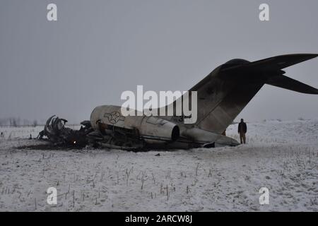 (200127) -- GHAZNI (AFGHANISTAN), 27 janvier 2020 (Xinhua) -- la photo prise le 27 janvier 2020 montre l'épave de l'avion écrasé dans le district de Deh Yak, dans la province de Ghazni, en Afghanistan. Les talibans afghans ont déclaré lundi que ses combattants avaient abattu un avion des forces américaines dans l'est de la province de Ghazni. L'armée américaine a déclaré lundi qu'elle surveille la situation à la suite de rapports d'un accident d'avion en Afghanistan. (Photo De Saifullah/Xinhua) Banque D'Images