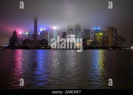 Shanghai, Chine, 25 janvier 2020, Fog s'attarde sur la ville de Shanghai, Edwin Remsberg Banque D'Images