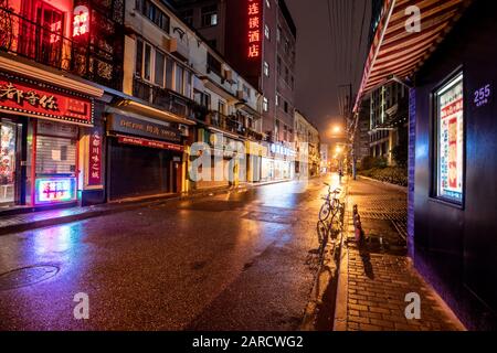 Shanghai, Chine, 25 janvier 2020, les rues vides de gens et de magasins fermés la nuit des pluies, Edwin Remsberg Banque D'Images