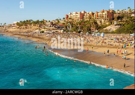 Île des Canaries Tenerife, Espagne - 27 déc, 2019 : Tourits sur Playa El Duque. C' l'une des plages les plus populaires de Tenerife. Banque D'Images