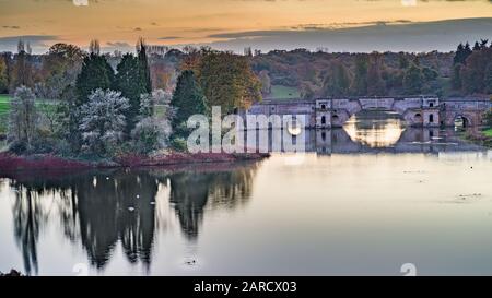 Un paysage tourné au crépuscule montrant un vieux pont près du Palais de Blenheim, un beau paysage et un sentiment de paix et de tranquillité dans cette capture Banque D'Images