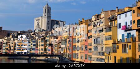 Environnement urbain avec rivière Ter en Espagne Barcelone Europe. Banque D'Images