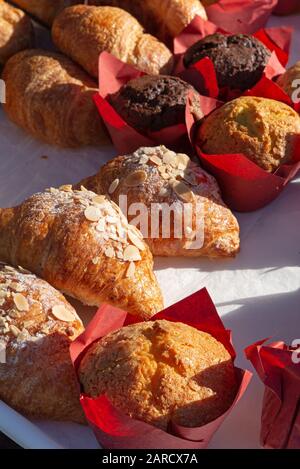 Variété de pâtisseries fraîchement cuites à la vente sur un marché extérieur Banque D'Images