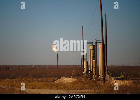 Fleur de gaz du bassin Permian - le brûlage de l'excès de gaz naturel dans un site de stockage de pétrole brut est une pratique courante lorsque les prix du gaz le jugent non économique. Banque D'Images