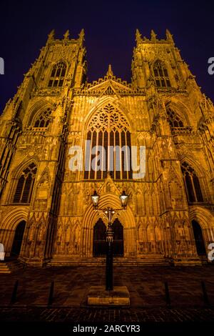 York Minster West façade de nuit, York, Royaume-Uni. Banque D'Images