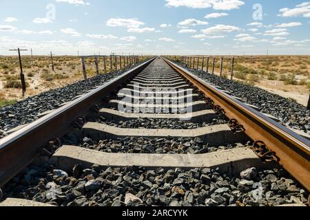 Ligne ferroviaire à une voie, voie ferroviaire à la steppe du Kazakhstan Banque D'Images