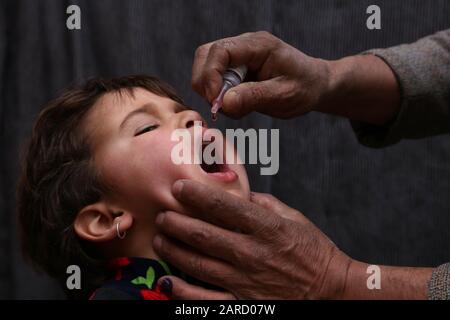 (200127) -- GHAZNI (AFGHANISTAN), 27 janvier 2020 (Xinhua) -- un agent de santé donne la dose de vaccination contre la poliomyélite à un enfant lors d'une campagne de vaccination dans la province de Ghazni, en Afghanistan, le 27 janvier 2020. Le Ministère afghan de la santé publique a lancé lundi une campagne nationale visant à administrer la dose de vaccination contre la poliomyélite à 9,1 millions d'enfants de moins de cinq ans, a déclaré le ministère dans une déclaration. (Photo De Sayed Mominzadah/Xinhua) Banque D'Images