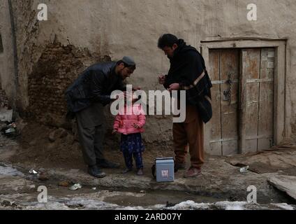 (200127) -- GHAZNI (AFGHANISTAN), 27 janvier 2020 (Xinhua) -- un agent de santé donne la dose de vaccination contre la poliomyélite à un enfant lors d'une campagne de vaccination dans la province de Ghazni, en Afghanistan, le 27 janvier 2020. Le Ministère afghan de la santé publique a lancé lundi une campagne nationale visant à administrer la dose de vaccination contre la poliomyélite à 9,1 millions d'enfants de moins de cinq ans, a déclaré le ministère dans une déclaration. (Photo De Sayed Mominzadah/Xinhua) Banque D'Images