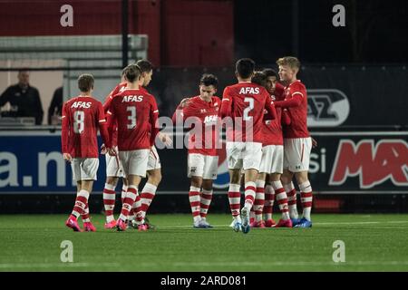 WIJDEWORMER, 27-01-2020, complexe de stages AFAS, saison 2019/2020, Football néerlandais Keuken Kampioen Divisie. Jong AZ célèbre 1-0 au cours du match Jong AZ - Almere City Credit: Pro Shots/Alay Live News Banque D'Images