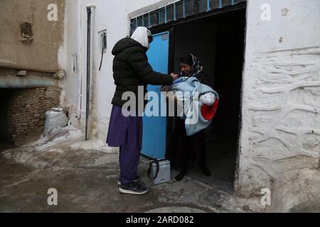 (200127) -- GHAZNI (AFGHANISTAN), 27 janvier 2020 (Xinhua) -- un agent de santé donne la dose de vaccination contre la poliomyélite à un enfant lors d'une campagne de vaccination dans la province de Ghazni, en Afghanistan, le 27 janvier 2020. Le Ministère afghan de la santé publique a lancé lundi une campagne nationale visant à administrer la dose de vaccination contre la poliomyélite à 9,1 millions d'enfants de moins de cinq ans, a déclaré le ministère dans une déclaration. (Photo De Sayed Mominzadah/Xinhua) Banque D'Images