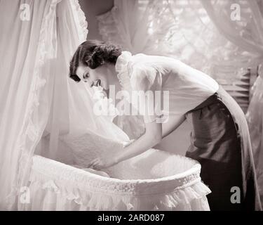 ANNÉES 1940 ANNÉES 1950 FEMME SOURIANTE MÈRE VÉRIFIER BÉBÉ DANS FANTAISIE FILLY DENTELLE DRAPÉE BASSINET - B4412 DEB001 HARS SANTÉ ACCUEIL VIE COPIE ESPACE DEMI-LONGUEUR DAMES PERSONNES INSPIRATION SOINS FANTAISIE DRAPÉ STRUCTURE B&W BONHEUR GAIE BERCEAU FRILLY BASSINET SOURIRES JOYEUSE LACY ÉLÉGANT DEB001 ÉMOTION JEUNES MTOGOGNES JEUNE FEMME ADULTE BASSINETTE RACE BLANCHE ET NOIRE DE RACE BLANCHE À L'ANCIENNE Banque D'Images