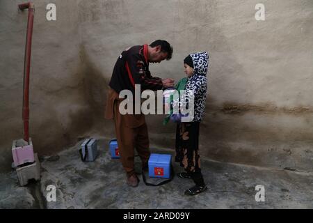 (200127) -- GHAZNI (AFGHANISTAN), 27 janvier 2020 (Xinhua) -- un agent de santé donne la dose de vaccination contre la poliomyélite à un enfant lors d'une campagne de vaccination dans la province de Ghazni, en Afghanistan, le 27 janvier 2020. Le Ministère afghan de la santé publique a lancé lundi une campagne nationale visant à administrer la dose de vaccination contre la poliomyélite à 9,1 millions d'enfants de moins de cinq ans, a déclaré le ministère dans une déclaration. (Photo De Sayed Mominzadah/Xinhua) Banque D'Images