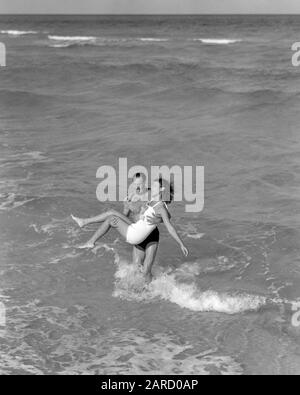 ANNÉES 1930 ANNÉES 1940 RIRE SOURIRE COUPLE DE VACANCES PORTANT DES COSTUMES DE BAIN JOUANT DANS OCEAN SURF À BEACH MAN TRANSPORTANT FEMME FLORIDE USA - B7080 HAR001 HARS LEVER TROPICAL JEUNE ÉQUILIBRE ADULTE COMIQUE TRAVAIL D'ÉQUIPE JOIE DE VACANCES VIE FEMMES D'OCÉAN ÉPOUSÉ CONJOINT MARI SANTÉ ETATS-UNIS COPIER ESPACE AMITIÉ PLEINE LONGUEUR FEMMES PERSONNES ÉTATS-UNIS D'AMÉRIQUE HOMMES SURF B&W PARTENAIRE AMÉRIQUE DU NORD AMÉRIQUE DU NORD HEURE OFF SHORE BONHEUR HUMOUR LOISIRS FORCE VOYAGE ESCAPADE EXCITATION LOISIRS COMIQUE DANS LES PLAGES VACANCES CONNEXION CONCEPTUEL COMÉDIE SABLE ÉLÉGANT MAILLOTS DE BAIN DÉTENTE Banque D'Images