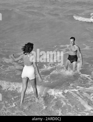 ANNÉES 1930 ANNÉES 1940 COUPLE DE VACANCES PORTANT DES COSTUMES DE BAIN JOUANT DANS LE SURF À BEACH FEMME COURIR VERS SOURIRE HOMME FLORIDE USA - B7126 HAR001 HARS 1 FITNESS SILLY TROPICAL SAIN BANDES DESSINÉES VACANCES FORTE JOIE DE VIE CÉLÉBRATION FEMMES MARIÉES CONJOINT MARI SANTÉ ETATS-UNIS AMITIÉ PLEINE LONGUEUR DAMES PERSONNES ETATS-UNIS D'AMÉRIQUE SOINS HOMMES SURF B&W PARTENAIRE AMÉRIQUE DU NORD ACTIVITÉ AMÉRIQUE DU NORD BONHEUR HUMORISTIQUE LOISIR PHYSIQUE EXCITATION DÉTENTE VERS COMIQUE À L'ATTRACTION CONNEXION CONCEPTUELLE COMÉDIE FLEXIBILITÉ MUSCLES MAILLOTS DE BAIN ACCESSOIRE PERSONNEL Banque D'Images