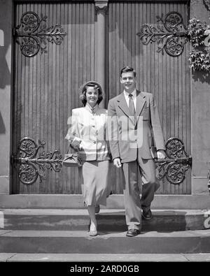 ANNÉES 1950 HOMME FEMME JEUNE COUPLE MARCHANT HORS DE L'ÉGLISE VÊTU DE DIMANCHE MEILLEURS VÊTEMENTS SOURIANT REGARDANT LA CAMÉRA - C3399 HAR001 JEUNE ADULTE ÉQUILIBRE TRAVAIL D'ÉQUIPE LE MEILLEUR PLAISIR STYLE DE VIE RELIGION FEMMES MARIÉES DIMANCHE CONJOINT MARI SANTÉ ACCUEIL VIE COPIE ESPACE AMITIÉ FEMMES PLEINE LONGUEUR FEMMES INSPIRATION HOMMES FOI SPIRITUALITÉ CHRÉTIENNE B&W PARTENAIRE OEIL CONTACT COSTUME ET CRAVATE BONHEUR GAI RELIGIEUX CHRISTIANISME SOURIANT CONNEXION JOYEUSE FOI FIDÈLE FOI SPIRITUELLE TOGNESS ÉPOUSES JEUNE HOMME ADULTE CROYANCE NOIR ET BLANC HAR001 INSPIRANT VIEUX FAÇONNÉ Banque D'Images