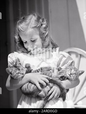 ANNÉES 50 SOURIRE PETITE BLONDE FILLE TENANT DEUX TABBY CHATONS UN A VRAI M TABBY - C4230 HAR001 CHATS BLONDS COMICS HEUREUX JOIE VIE SATISFACTION FEMMES RURALES VIE COPIE ESPACE AMITIÉ DEMI-LONGUEUR BIENVEILLANTE ANIMAUX EXPRESSIONS CHATON B&W RÊVES HUMORISTIQUE TABBY BONHEUR MAMMIFÈRES FÉLINE COMIQUE GAIE SOURIANT SOURIRES CONNEXION CONCEPTUEL PUSS COMÉDIE JOYEUSE STYLISÉE VRAI FÉLINS PERSONNEL ATTACHEMENT AFFECTION JEUNES KITTY MAMMIFÈRE TOGETHNESS NOIR ET BLANC CAUCASIEN HAR001 M DÉMODÉE Banque D'Images