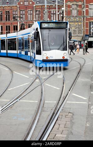 Tramway À Amsterdam, Aux Pays-Bas. Les tramways d'Amsterdam circulent sur l'électricité produite par la combustion de déchets (dans une usine de traitement des déchets à l'énergie). Banque D'Images